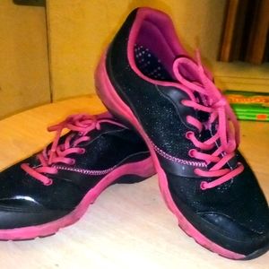 Vionic sneakers size 8 in like new condition